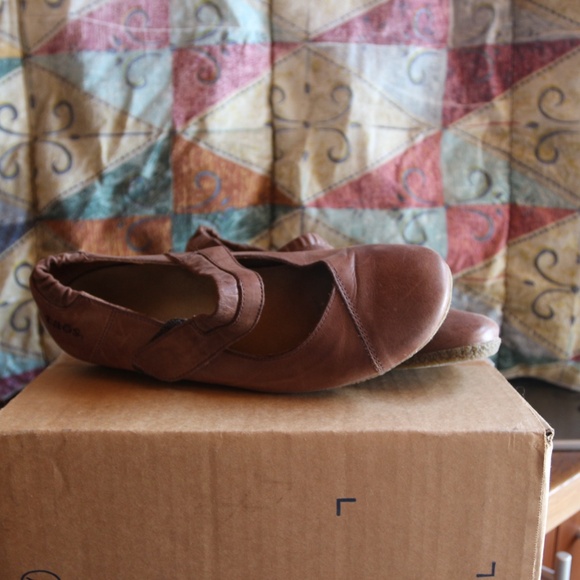 Brown Taos Mary Jane flats - Size 8 - Picture 2 of 6